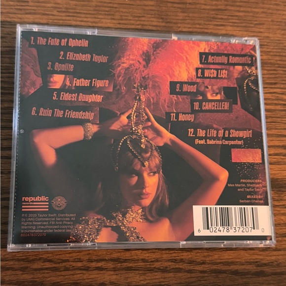 SIGNED - The Life of a Showgirl Taylor Swift CD with Photo 4 - Picture 3 of 5